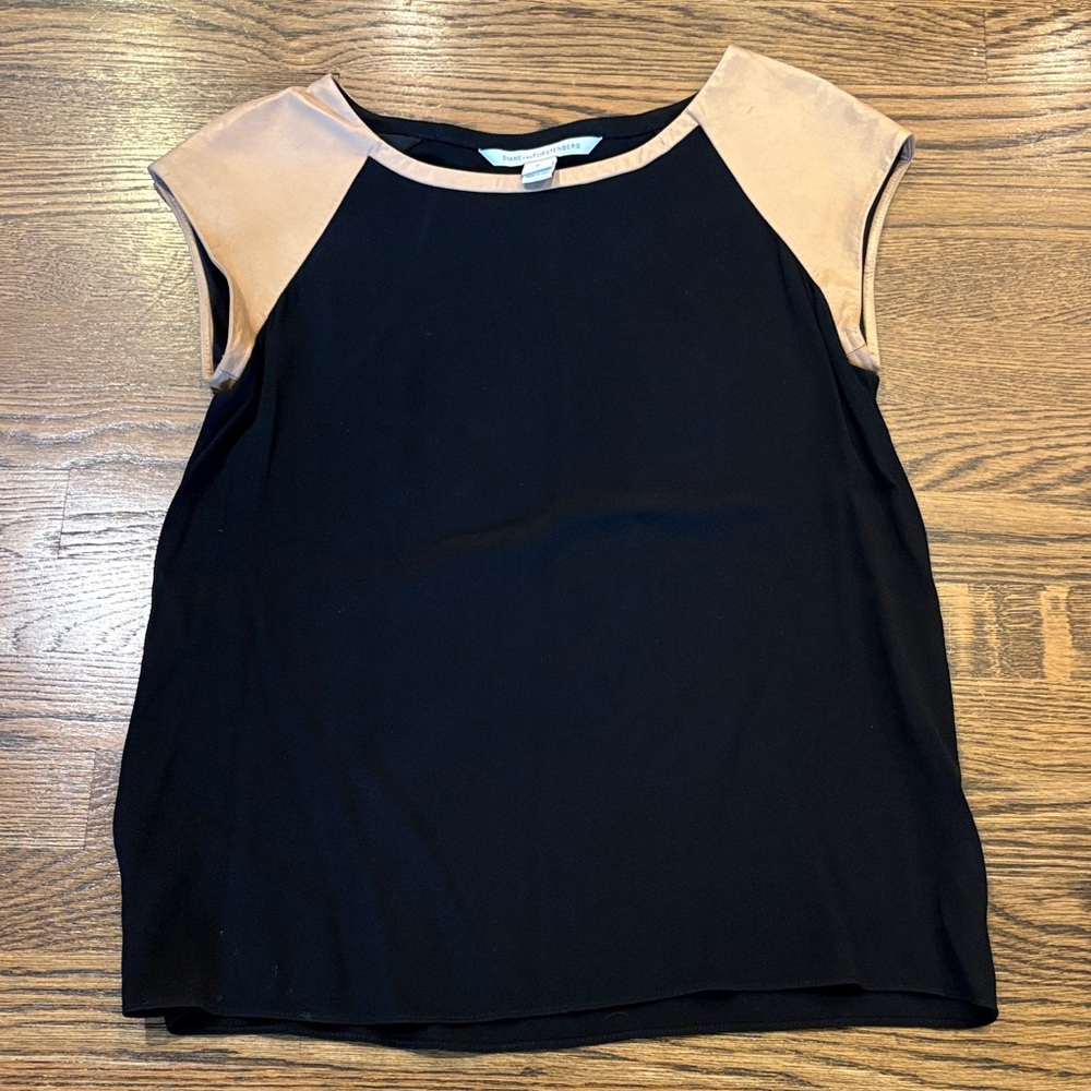 Diane Von Furstenberg Black Top with Beige leather Cap Sleeves, P (xS)
